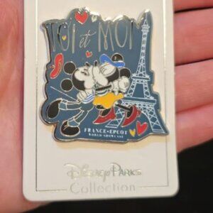 Disney Parks France Paris Epcot Mickey Minnie Kissing Pin NEW A6S6B4B1
